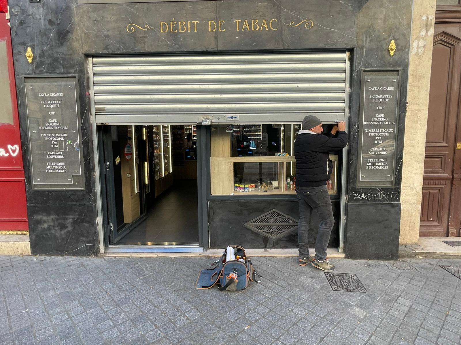Dépannage du rideau métallique à lames pleines d’un débit de tabac