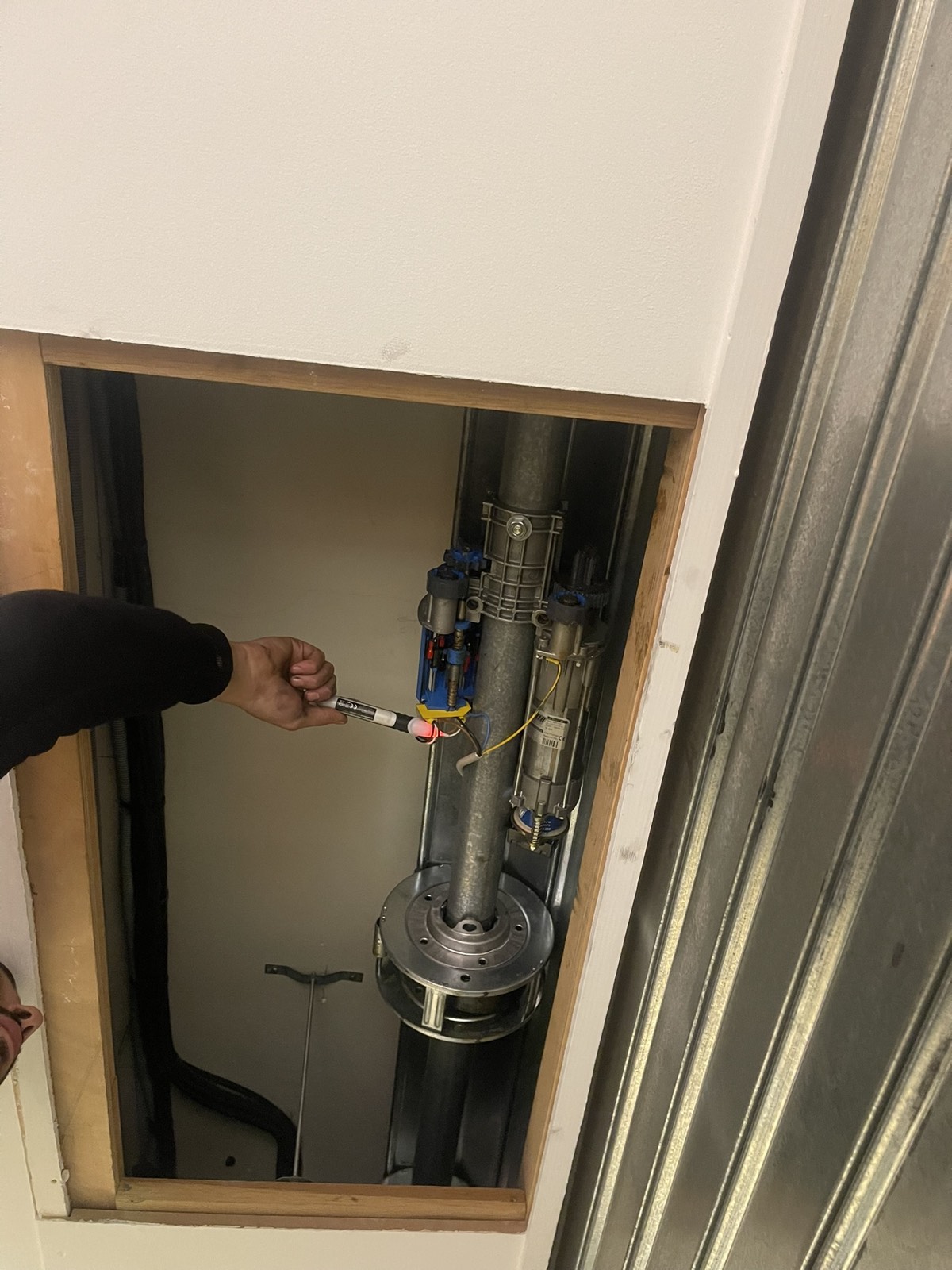 Contrôle de la tension au testeur sur le moteur d’un rideau métallique