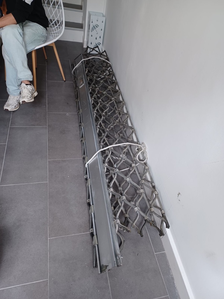Technicien Pro Rideaux Métalliques en intervention sur un rideau métallique