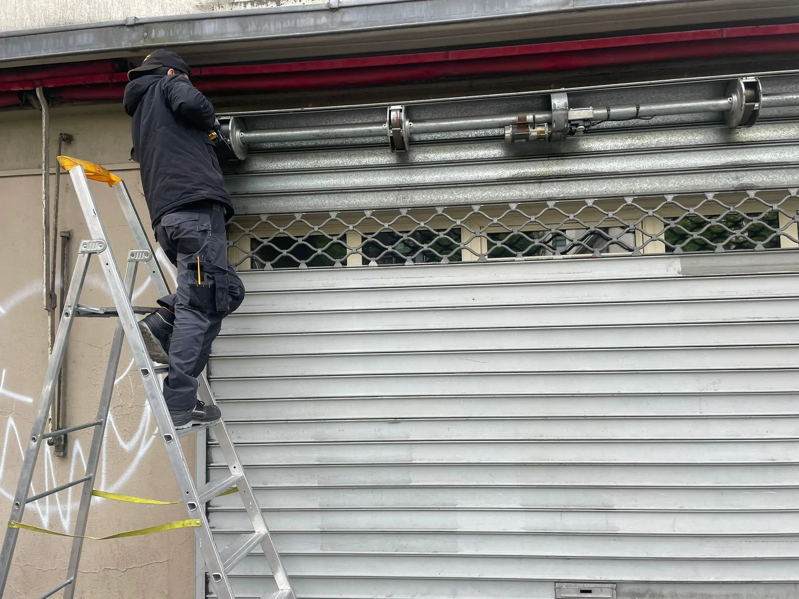 Grille métallique ajourée sur une devanture de commerce